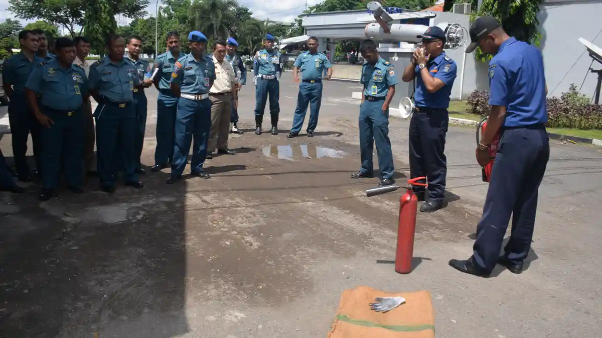 Pegawai Rumkital dr Oepomo Lantamal V Dilatih Hadapi Kebakaran