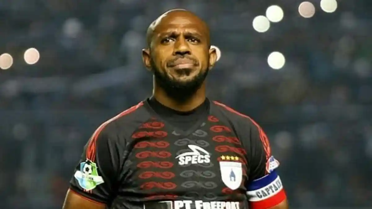 Tendang Pemain Lawan, Boaz Solossa Diskors Dua Pertandingan dan Denda Puluhan Juta