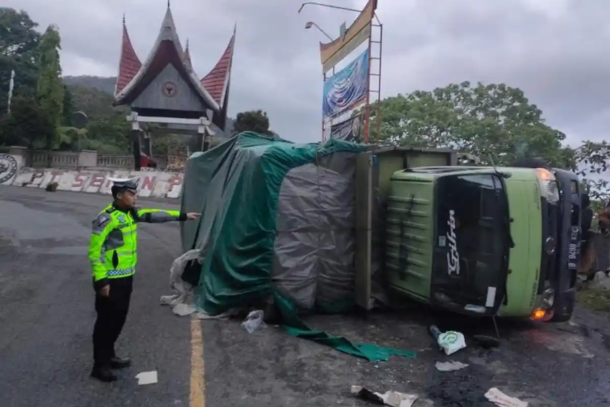 Truk Pembawa Makanan Ringan Terbalik di Silaiang Bawah Padang Panjang, Lalu Lintas Sempat Macet