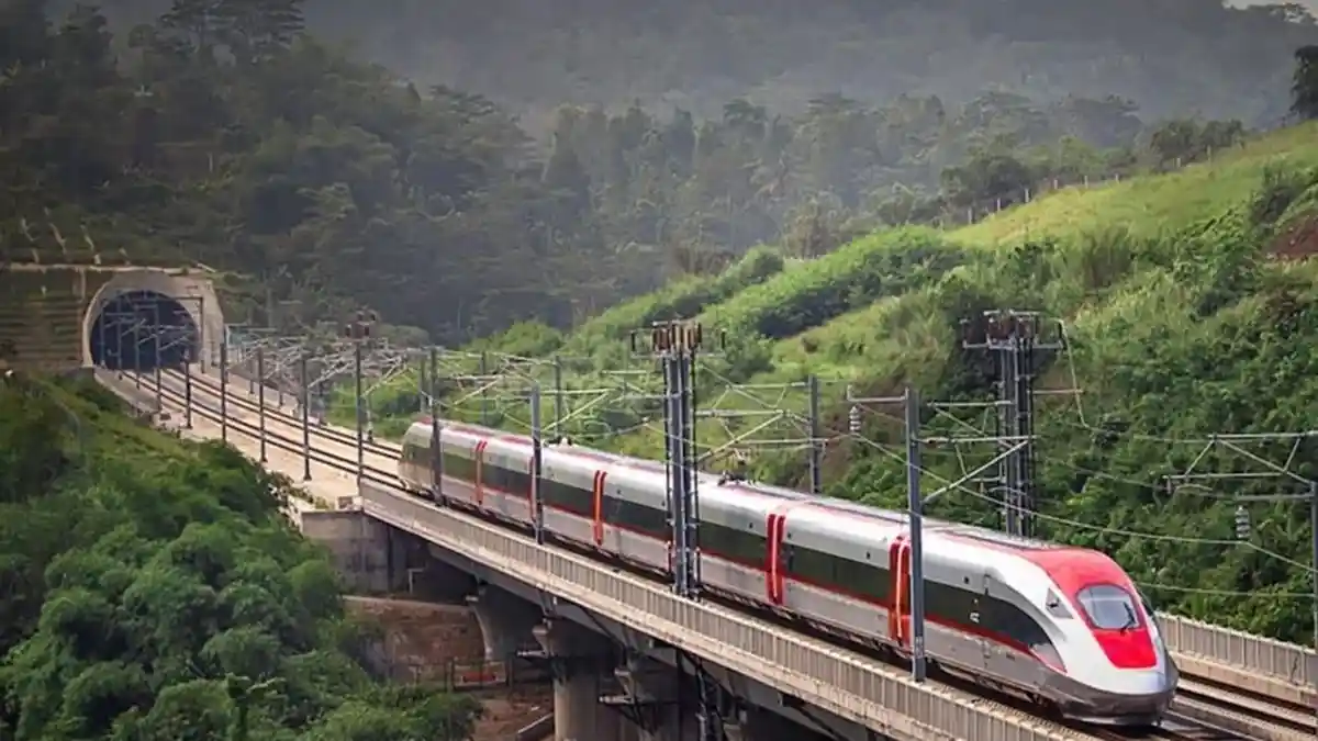 Sempat Terhambat karena Gempa Bekasi, Kereta Cepat Whoosh Kembali Normal