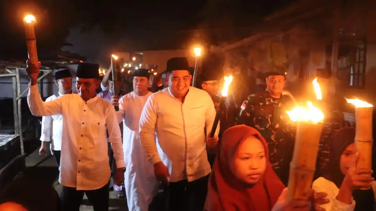 Ditandai Pawai Obor, Bupati Roby Gemakan Takbir Idul Adha Dari Pesisir Pulau Bintan