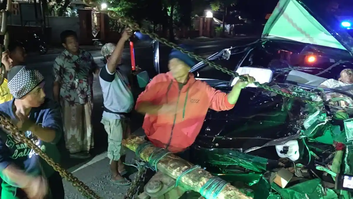 Mobil Pikap Tabrak Truk yang Parkir di Probolinggo, Penumpang Terjepit dan Meninggal