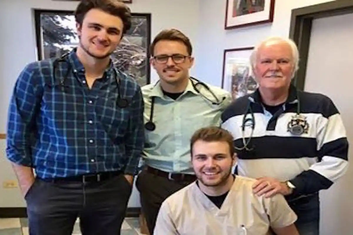 Ganteng dan Pintar Bermain Musik, Dokter Hewan Ganteng Ini Sukses Bikin Meleleh!