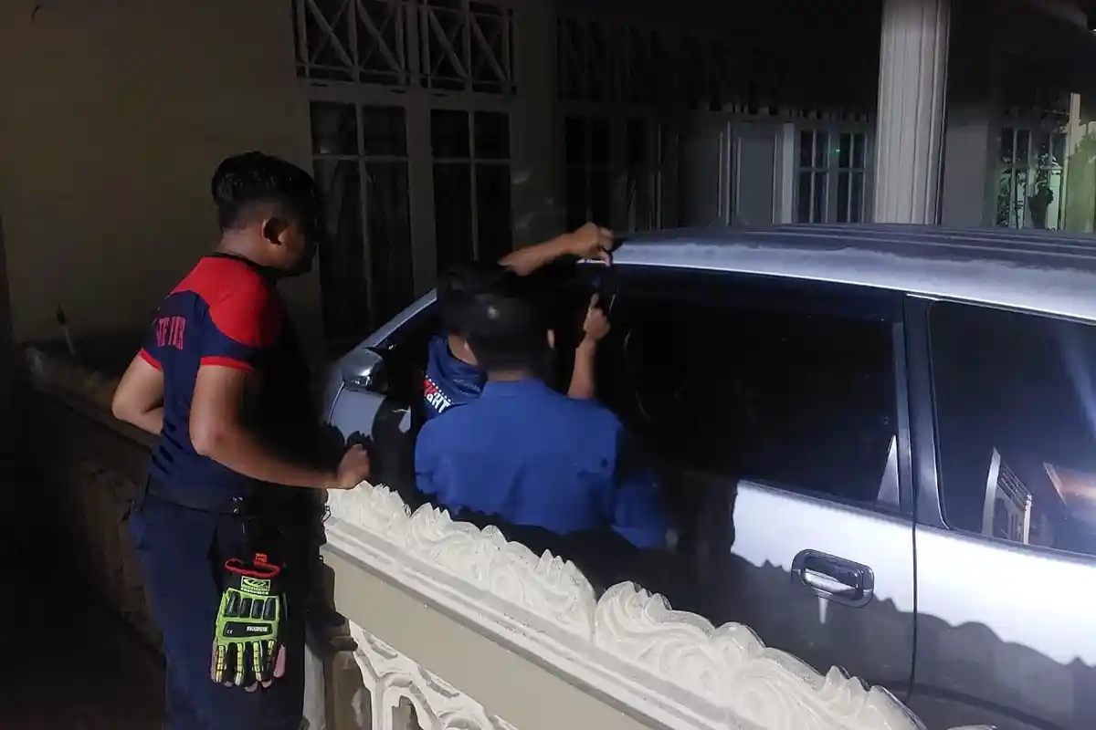 Damkar Padang Bantu Buka Mobil Terkunci di Parupuk Tabing, Kunci Tertinggal dalam Kendaraan