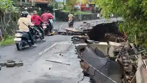 Bencana-Jalan-rusak-dampak-bencana-karena-cuaca-ekstrem-df.jpg