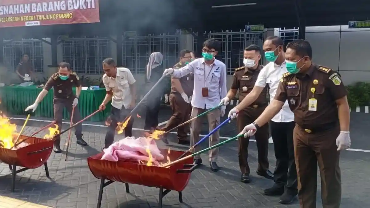 Kejari Tanjungpinang Musnahkan Barang Bukti, Ada Ponsel Hingga Narkoba