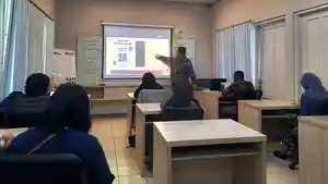 Para-pelaku-UMKM-mendapatkan-edukasi-literasi-pasar.jpg