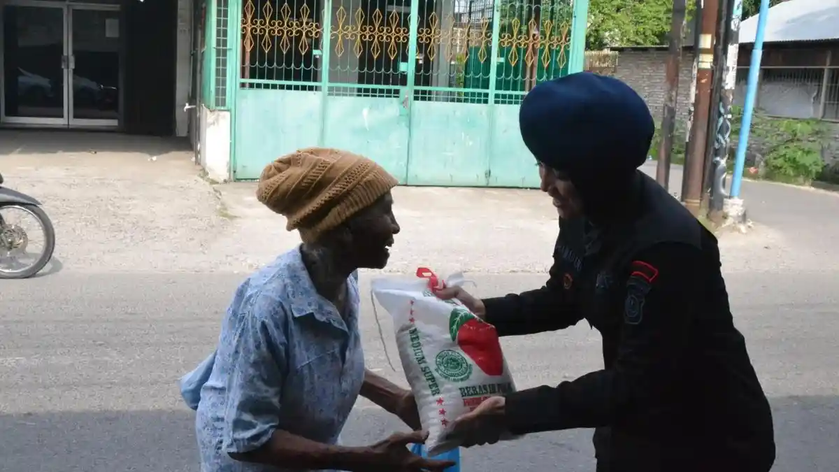 Personil Sat Brimob Polda Sumut Gelar Bakti Sosial dalam Rangka Jum'at Berkah