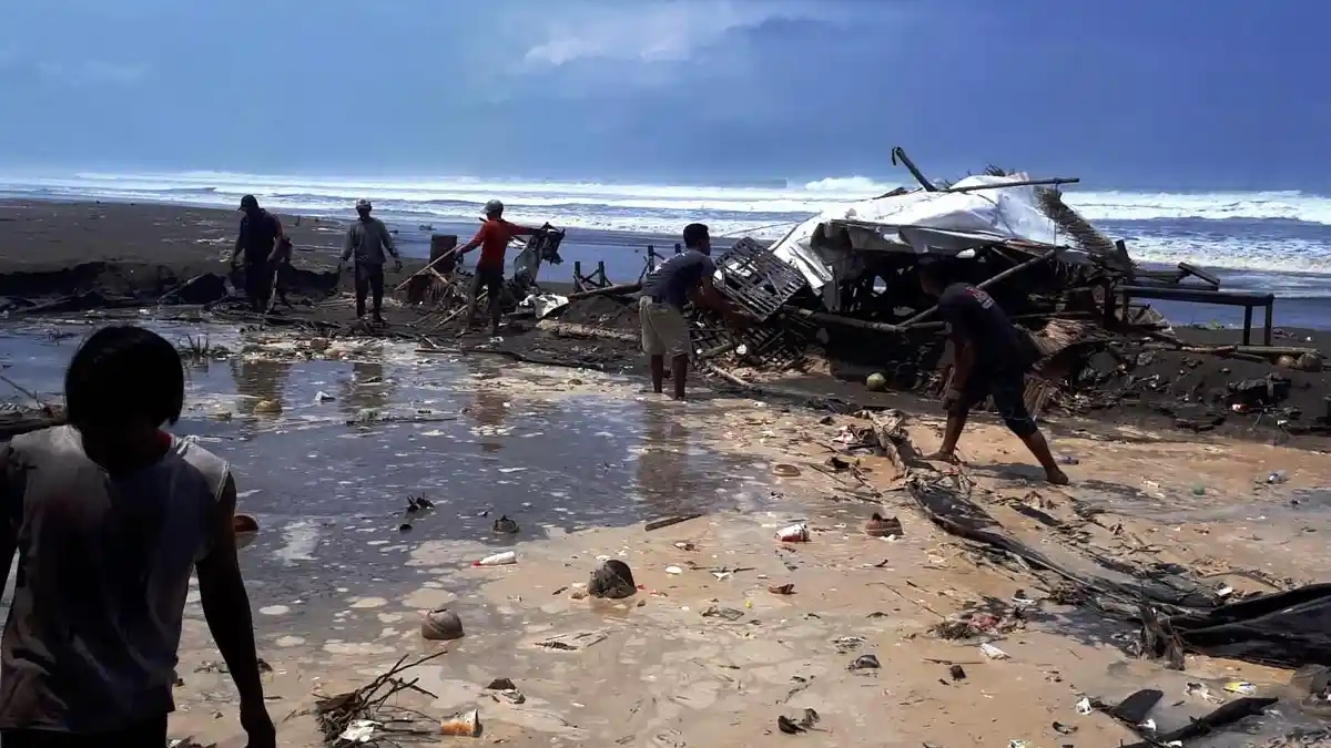 BMKG: Potensi Gelombang Tinggi 2,5 Meter di Sepanjang Pantura Jateng, dari Brebes hingga Rembang