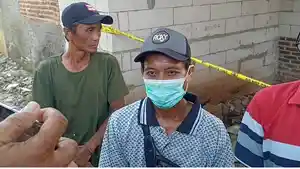 Ketua-RW-12-Rawan-menjelaskan-soal-terduga-teroris-di-Karawang.jpg