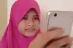 syahirah-putri-fahmi-saat-melakukan-aktivitas-belajar-di-rumah.jpg