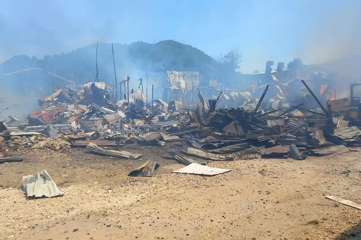 BREAKING NEWS : Si Jago Merah Habiskan Puluhan Rumah Kos di Belakang Pasar Youtefa