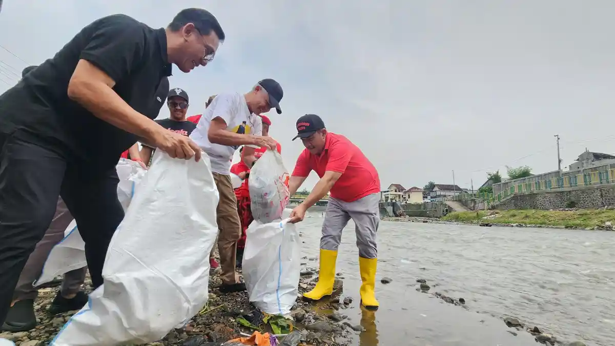 Sisir Sampah di Aliran Kali Code Bareng Kader PDIP Kota Yogyakarta, Ini Pesan Ganjar Pranowo