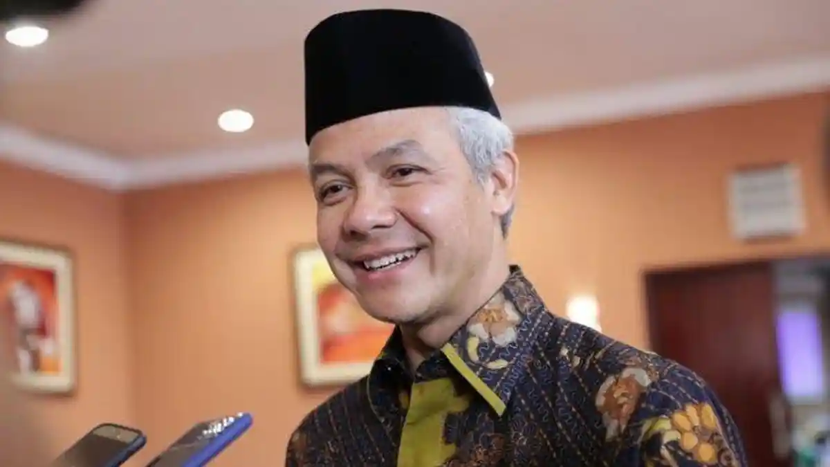 Ganjar Pranowo Beri Amplop dari Mama-mama Papua ke DPP PDIP