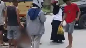Kecelakaan-di-Jalan-Made-Sabara-Kendari-Sulawesi-Tenggara-Pemotor-Pingsan-Usai-Masuk-Kolong-Truk.jpg
