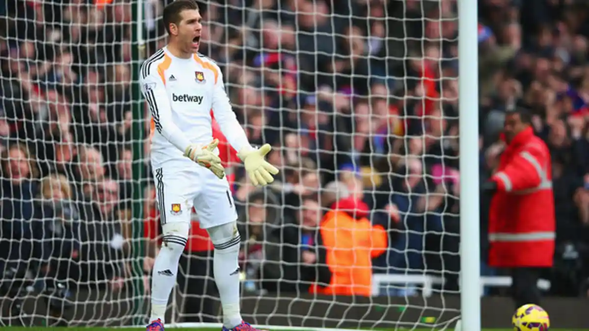 Adrian Bakal Kawal Gawang West Ham United Saat Jamu Chelsea
