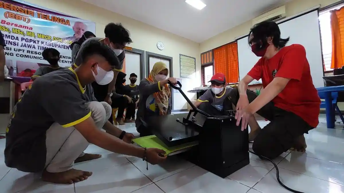Subholding Gas Pertamina Maksimalkan Potensi Difabel Gresik dengan Pelatihan Sablon