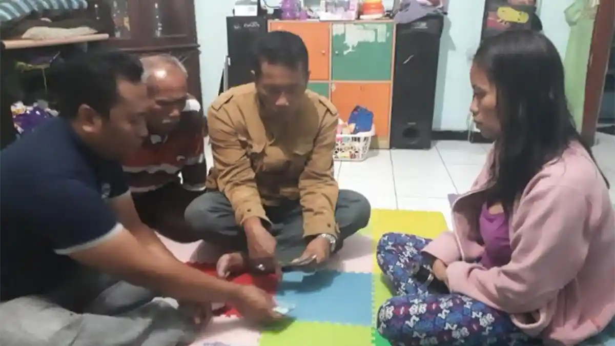 Pura-pura Dikejar Orang, Wanita Ini Curi Duit di Bawah Kasur Tetangga