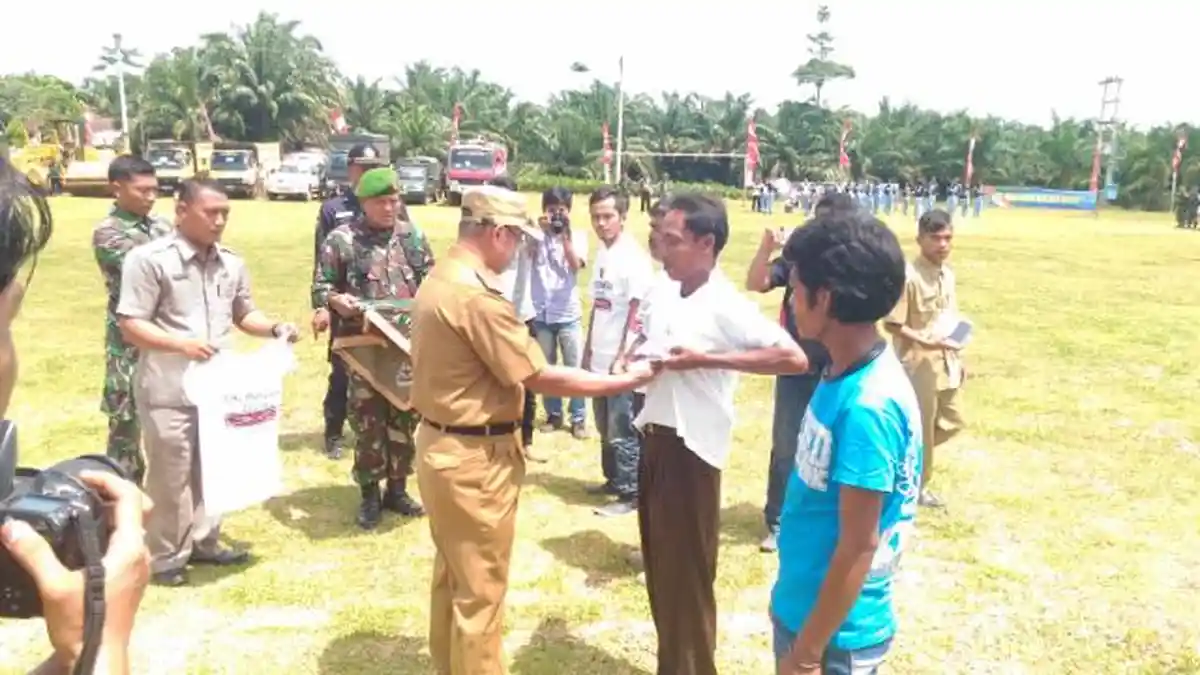Saya Dak Nyangko Dipilih Mengambil Baju Tanda Desa Bebas Narkoba