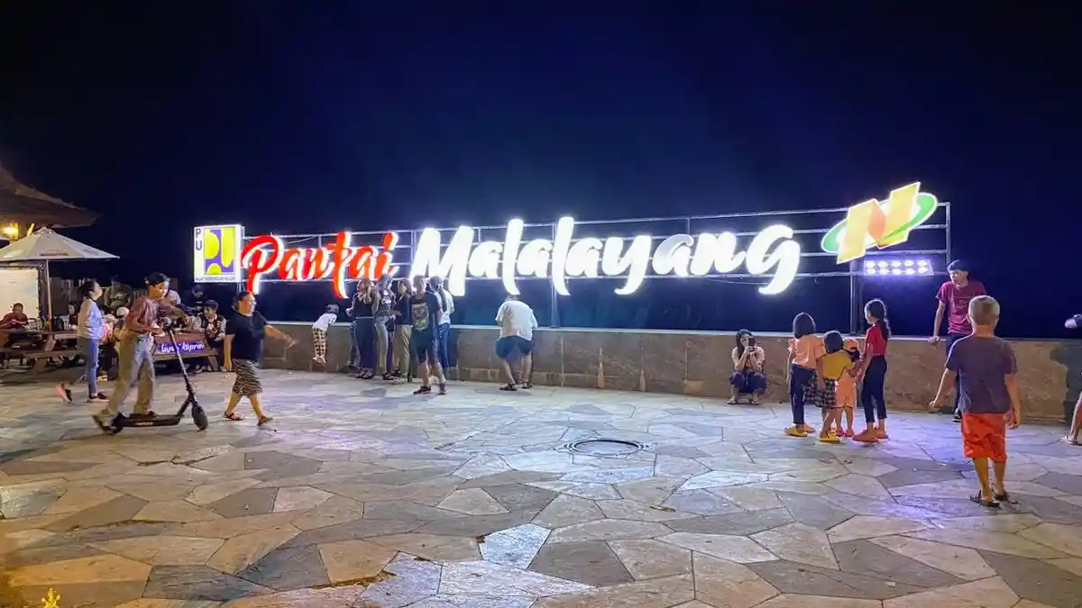 Libur Lebaran 2025, Warga Padati Malalayang Beach Walk Manado Sulawesi Utara