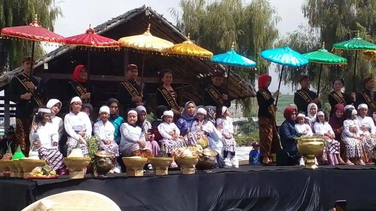 15 Anak Ikuti Prosesi Potong Rambut Gimbal DCF 2022 Banjarnegara, Ada yang Minta Itik Emas sampai HP