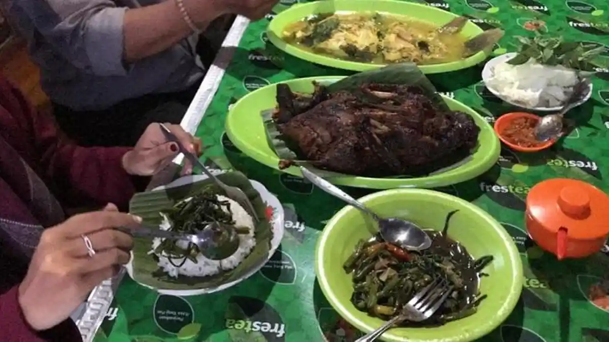 Bebek Plecing dan Gurami Daun Singkil Menu Andalan Cocok Buat buka Puasa