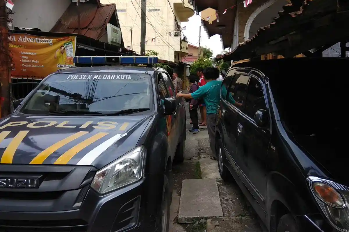 Menyedihkan, Istri Tetap Setia Menemani Duduk di Samping Jasad Suami yang Telah Membusuk