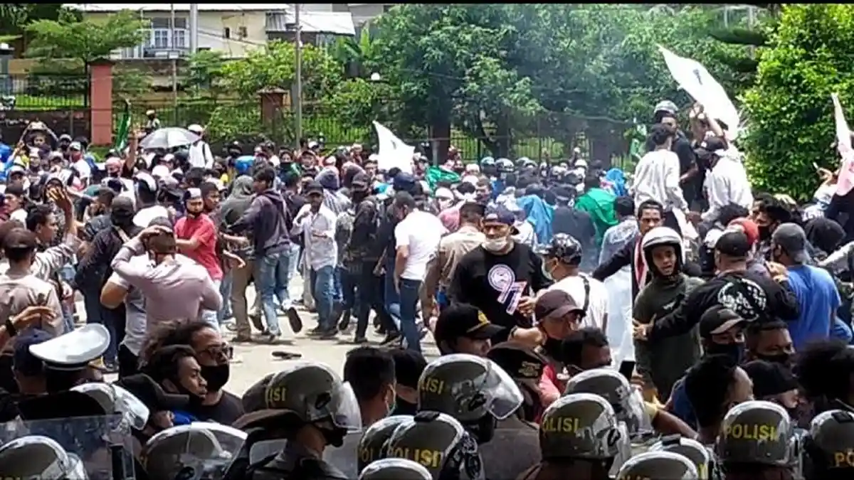 Ricuh Demo Omnibus Law/ UU Cipta Kerja di Kantor DPRD Maluku