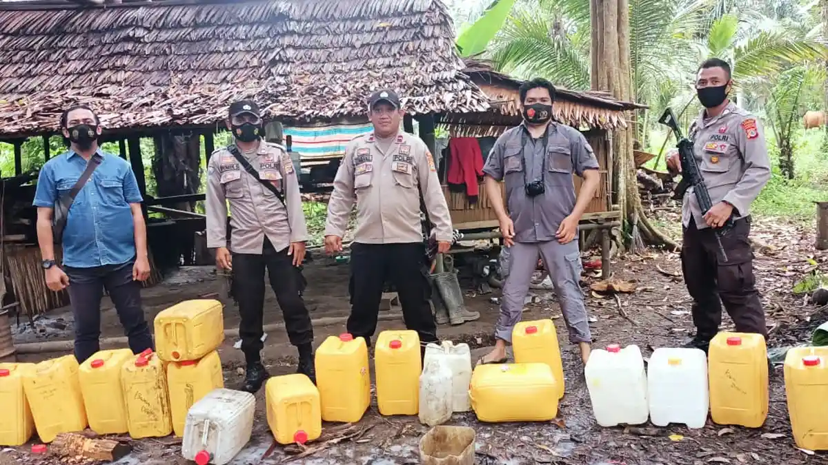 Satu Ton Cap Tikus Dimusnahkan Pasca-Penggerebekan Pabrik Miras di Banggai