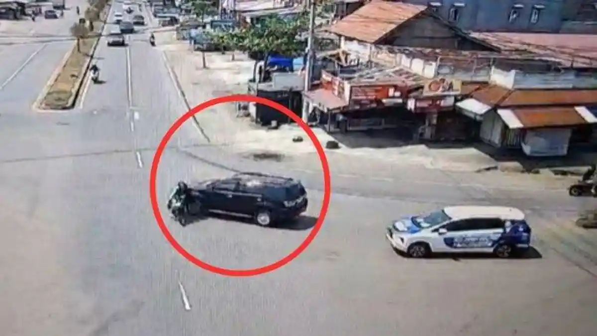 Nasib, Nenek 83 Tahun Terpental Ditabrak Mobil Mewah, Kaki Patah, Pelaku Tancap Gas Lari