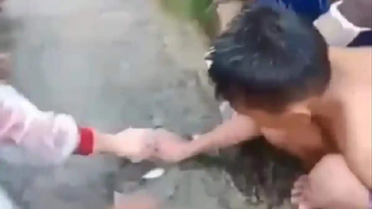 Viral Warga Bekasi Terjebak Banjir, Tapi Dapat Banyak Ikan: Tinggal Nyerok