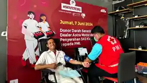 Sedang-berlangsung-donor-darah-oleh-saah-satu-karyawan-Astra-Motor-Yogyakarta.jpg