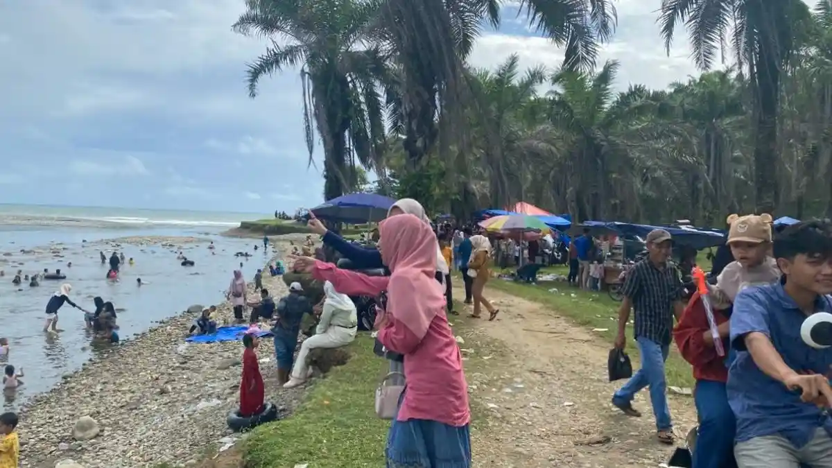 Pantai Muara Kedurang di Bengkulu Selatan Ramai Diserbu Pengunjung saat Libur Lebaran 1446 H