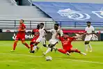persipura-berjibaku-saat-berhadapan.jpg