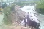 mobil-jatuh-ke-sungai_20160728_195633.jpg