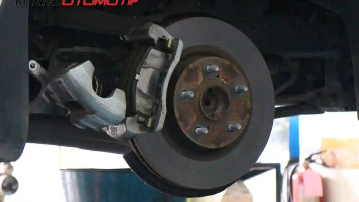 Miliki Beban Lebih Besar, Ini Alasan Kampas Rem Depan Mobil Lebih Cepat Aus