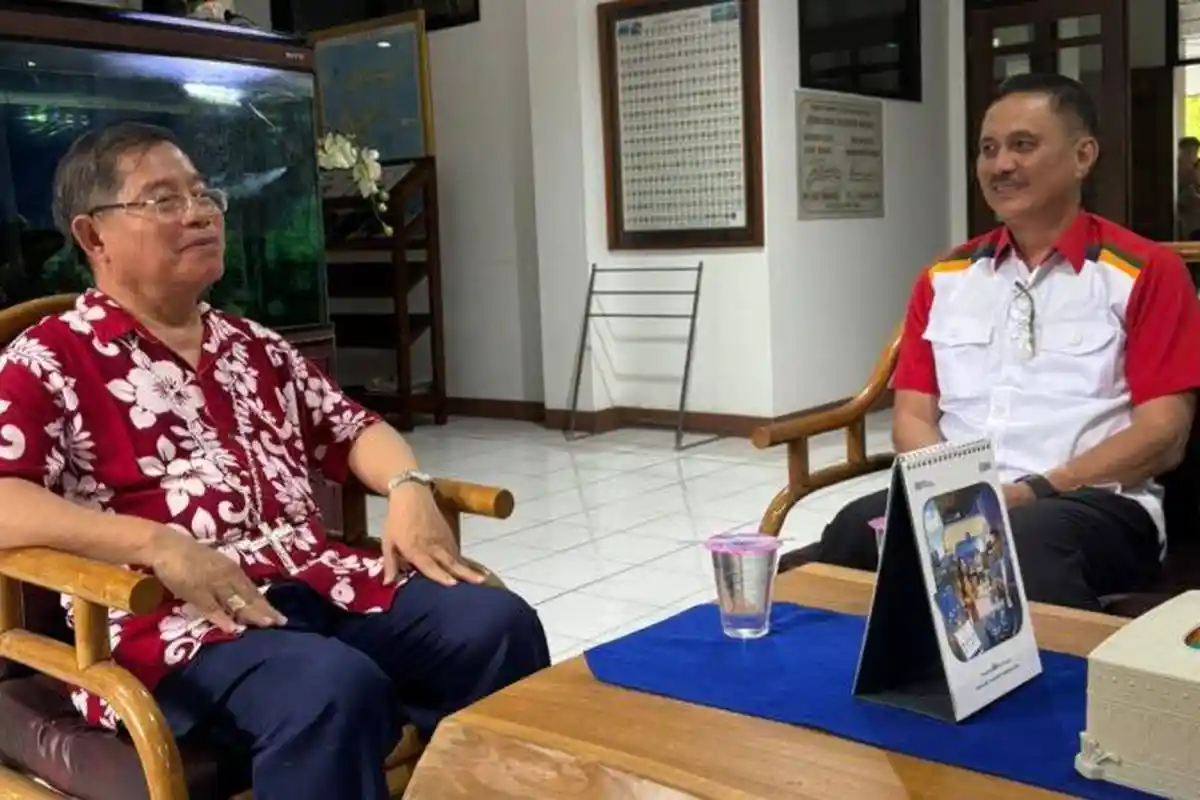 Alfred Tuejeh Ketemu Uskup Manado Rollly Untu Usai Mendaftar di KPU, Minta Doa Restu