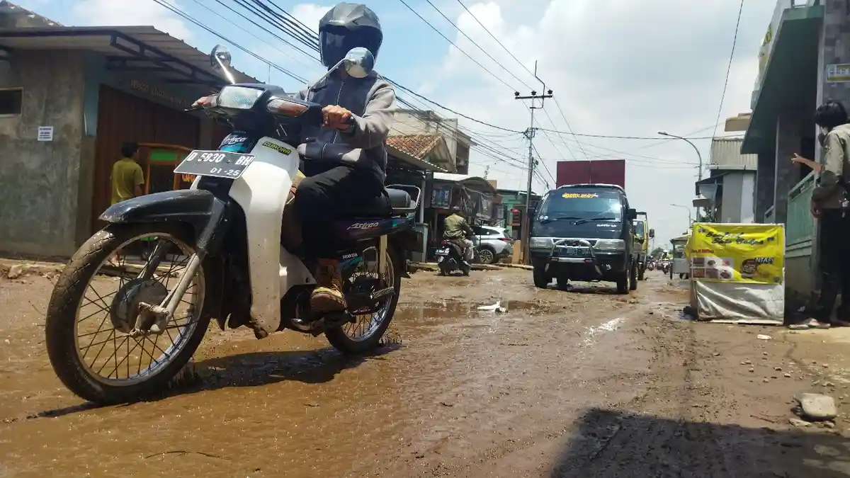Diperbaiki oleh Pemkab Alakadarnya, Jalan Pembangunan di Bandung Barat Kini Rusak Lebih Parah