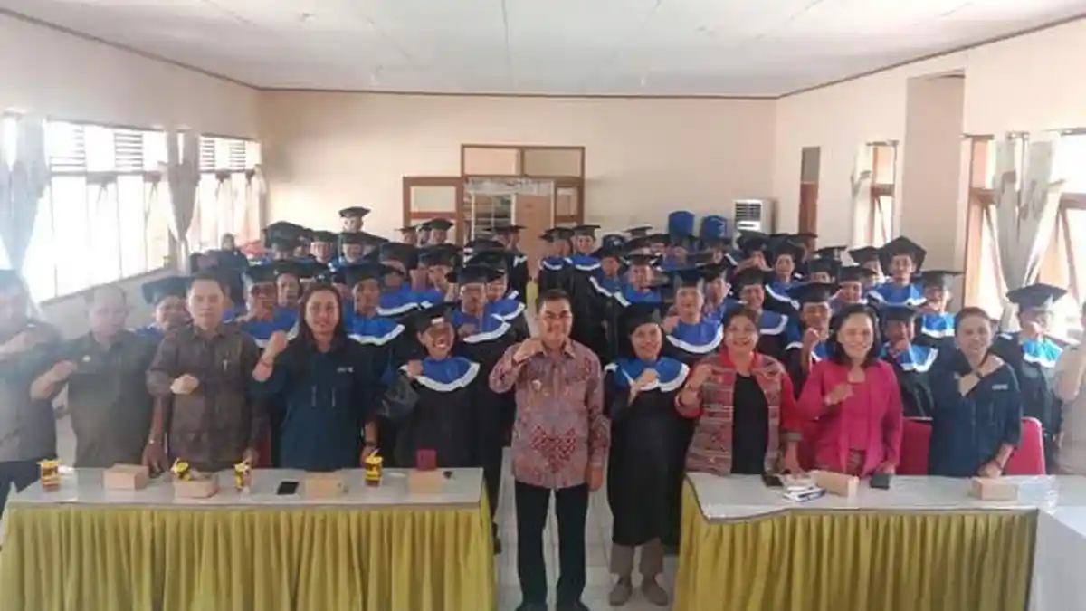 60 Lansia Wisuda di Tana Toraja, Zadrak: Harus Semangat di Masa Tua