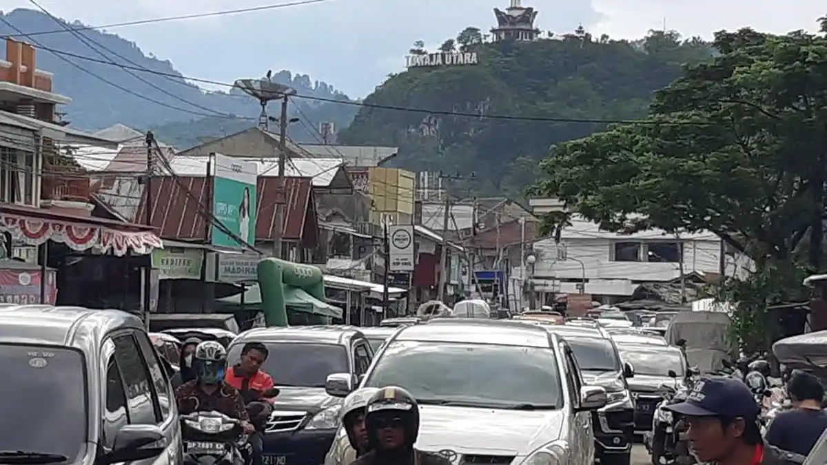 Parkir Sembarangan di Bahu Jalan Picu Macet di Kota Rantepao Toraja Utara