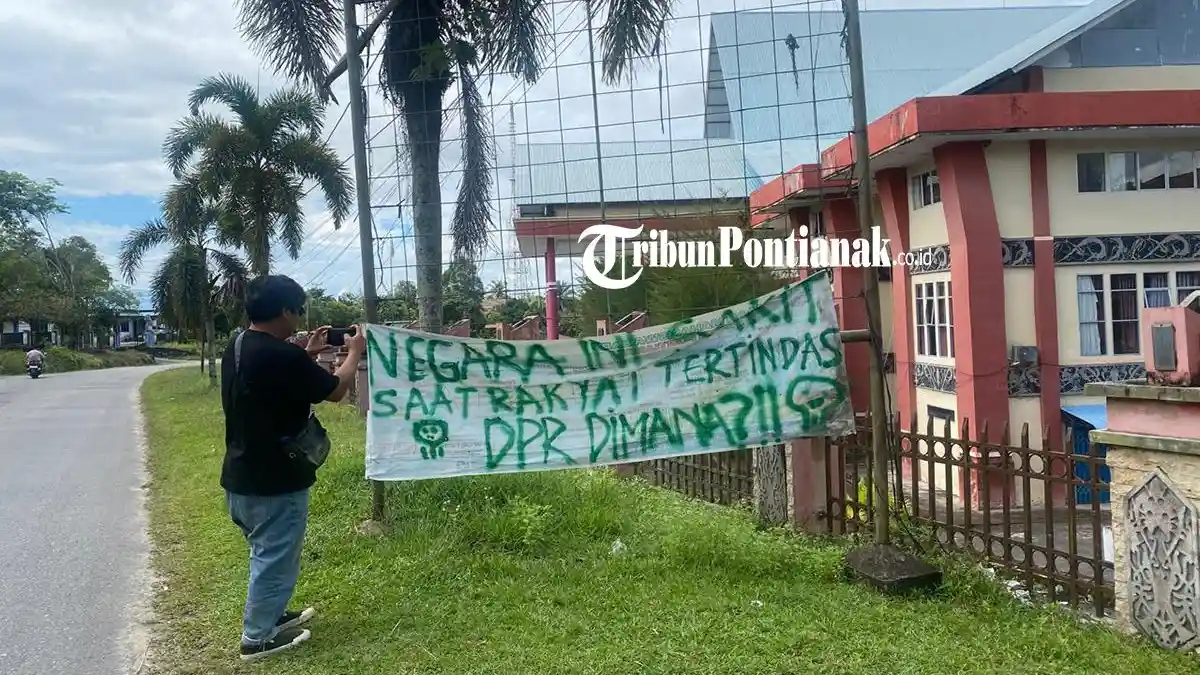 HEBOH Spanduk Misterius di Pagar Kantor DPRD Sintang: 'DPR di Mana?!' Ini Respons Ketua Komisi A