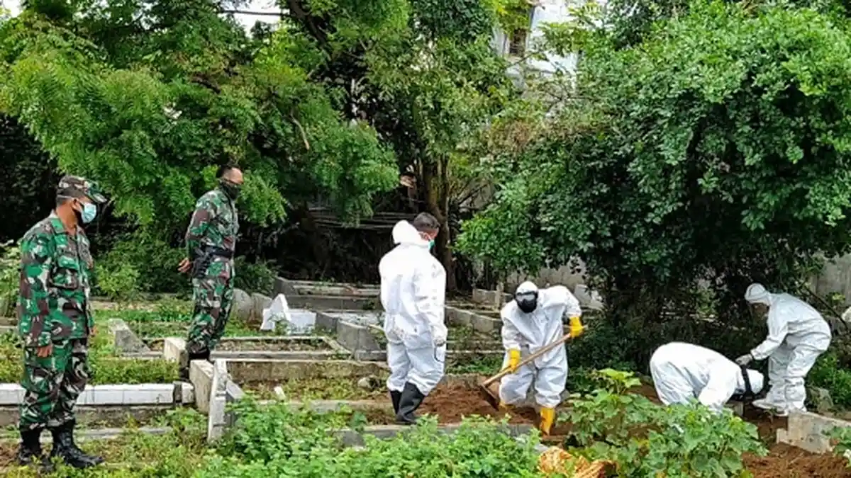 Babinsa Bantu Makamkan Jenazah Positif Covid-19 di Lhokseumawe