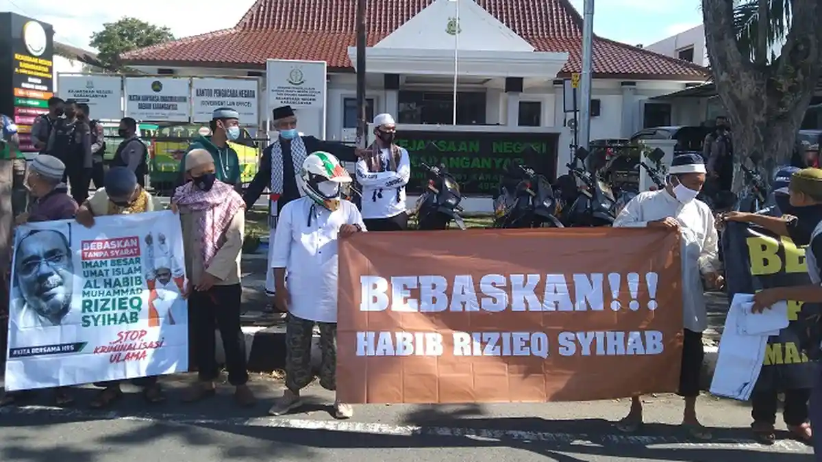 Protes Cara Menangani HRS, PA 212 Karanganyar Bentangkan Poster 'Bebaskan Habib Rizieq Shihab'