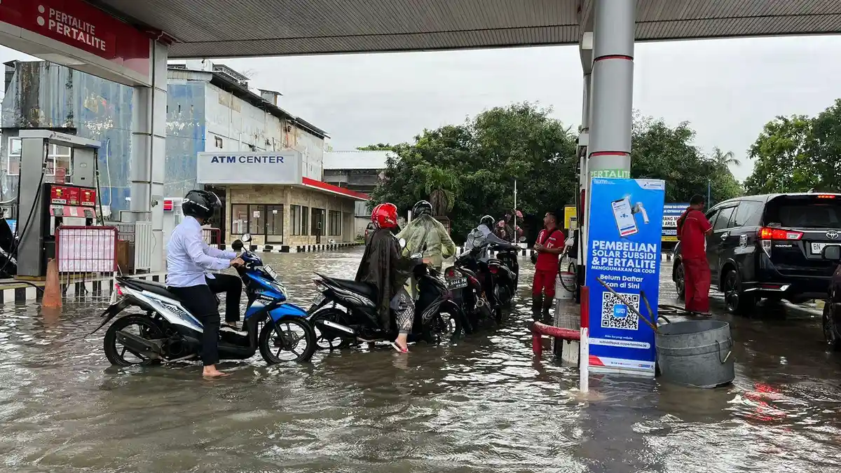 SPBU Pasar Pagi Pangkalpinang Tergenang Banjir, Warga Tetap Antre