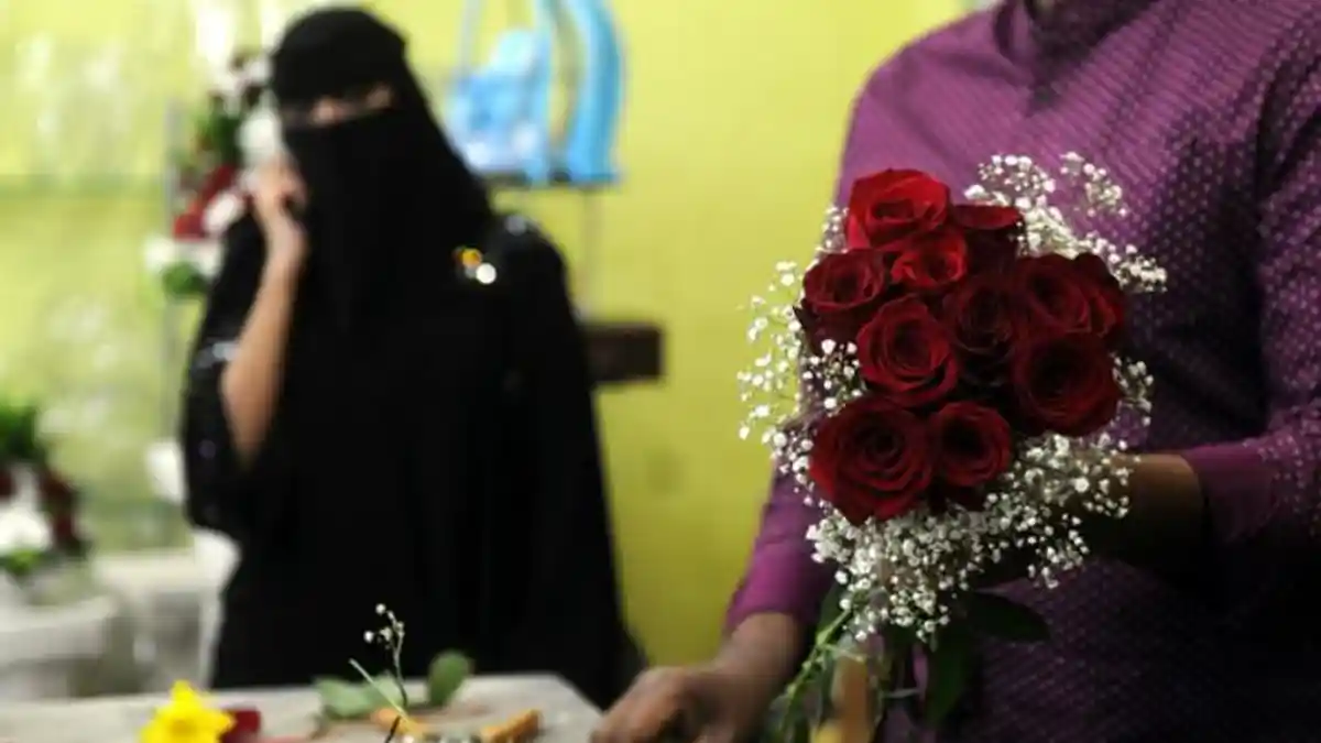 Sejarah Kelam Valentine Day dan Makna Pemberian Mawar Merah