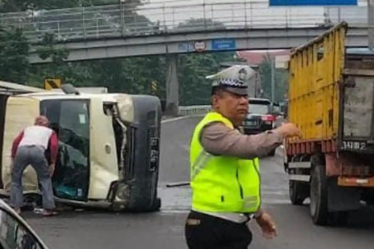 Mobil PickUp Muatan Galon Terguling di Tol Satelit-Waru, Begini Kondisi Pengemudinya