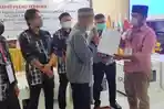 ketua-kpu-luwu-utara-syamsul-bachri-menyerahkan-hasil-pleno-terbuka.jpg