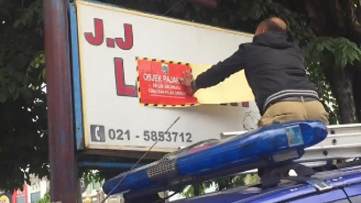 Tempeli Stiker di Lokasi Penunggak Pajak
