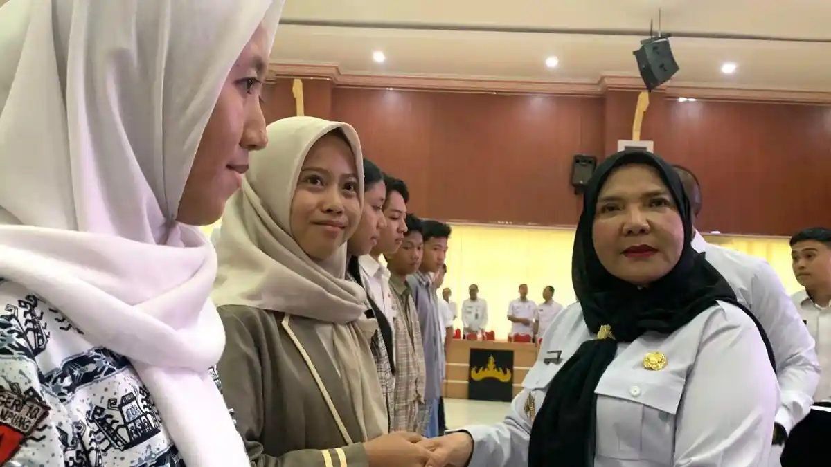 Pemkot Serahkan Bantuan Pendidikan ke Pelajar di Bandar Lampung