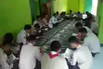 Siswa SMP Islam Terpadu Robbani Beribadah Sebelum Ujian